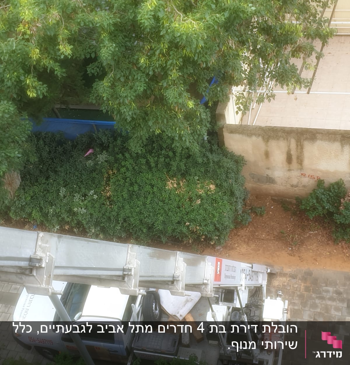 משאית עם מנוף חונה ליד מדרכה